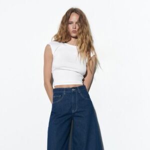 Zara KNOTTED OPEN BACK T-SHIRT
WHITE size medium - no tags but never used